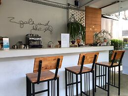 Two Gals And The Pig - Hostel