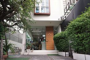 Two Gals And The Pig - Hostel