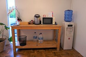 Two Gals And The Pig - Hostel