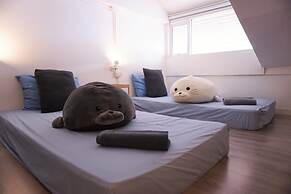 Two Gals And The Pig - Hostel