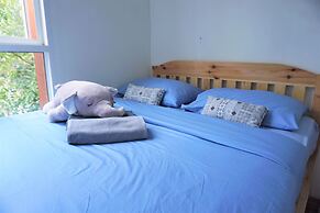 Two Gals And The Pig - Hostel