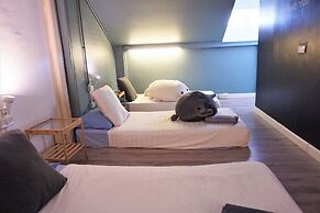 Two Gals And The Pig - Hostel