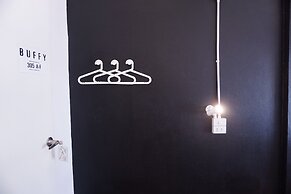 Two Gals And The Pig - Hostel