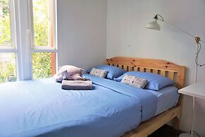 Two Gals And The Pig - Hostel