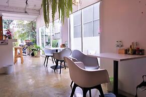 Two Gals And The Pig - Hostel