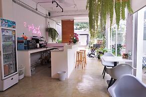 Two Gals And The Pig - Hostel