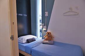 Two Gals And The Pig - Hostel