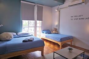 Two Gals And The Pig - Hostel