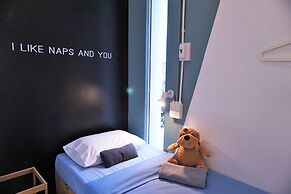 Two Gals And The Pig - Hostel