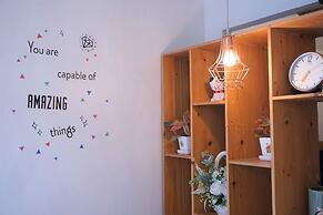 Two Gals And The Pig - Hostel