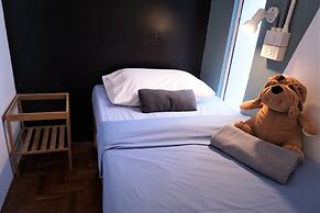 Two Gals And The Pig - Hostel