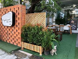 Two Gals And The Pig - Hostel