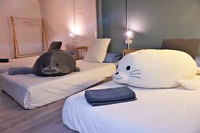 Two Gals And The Pig - Hostel