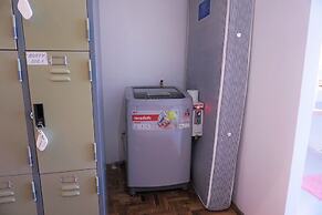 Two Gals And The Pig - Hostel