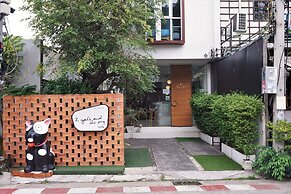 Two Gals And The Pig - Hostel