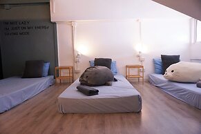 Two Gals And The Pig - Hostel