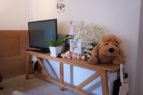 Two Gals And The Pig - Hostel