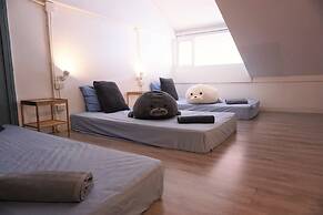 Two Gals And The Pig - Hostel