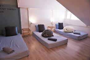 Two Gals And The Pig - Hostel