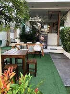 Two Gals And The Pig - Hostel