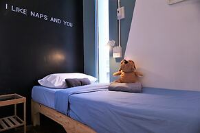 Two Gals And The Pig - Hostel