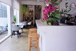 Two Gals And The Pig - Hostel