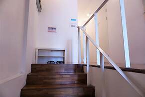 Two Gals And The Pig - Hostel