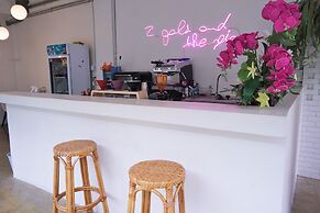 Two Gals And The Pig - Hostel