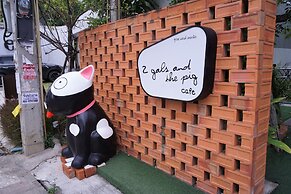 Two Gals And The Pig - Hostel