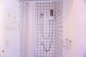 Two Gals And The Pig - Hostel