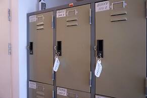 Two Gals And The Pig - Hostel