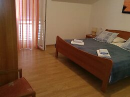 Apartment in Dubrovni With Garden