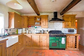 Vintage Holiday Home in Welshpool With Garden