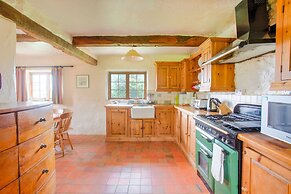 Vintage Holiday Home in Welshpool With Garden