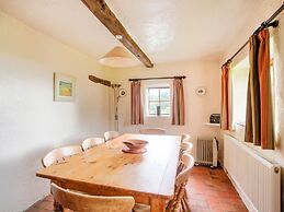 Vintage Holiday Home in Welshpool With Garden