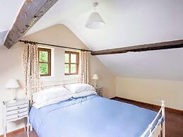 Vintage Holiday Home in Welshpool With Garden