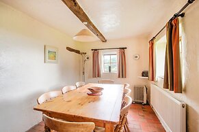 Vintage Holiday Home in Welshpool With Garden