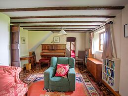 Vintage Holiday Home in Welshpool With Garden