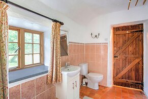 Vintage Holiday Home in Welshpool With Garden