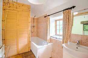 Vintage Holiday Home in Welshpool With Garden