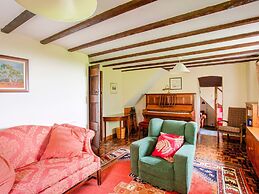 Vintage Holiday Home in Welshpool With Garden