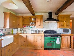 Vintage Holiday Home in Welshpool With Garden