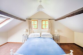 Vintage Holiday Home in Welshpool With Garden