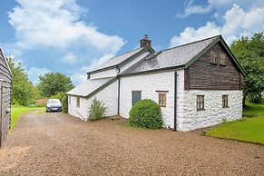 Vintage Holiday Home in Welshpool With Garden