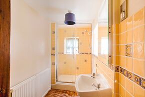 Vintage Holiday Home in Welshpool With Garden