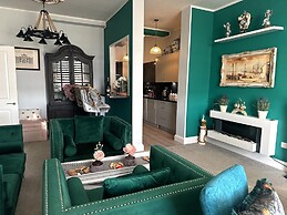 Lovely Apartment Near Town Center