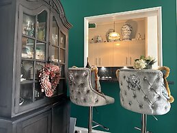 Lovely Apartment Near Town Center