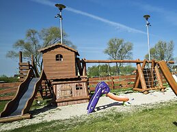 Lovely House Overlooking the Lake, Near the Sea, Ideal for 9 People