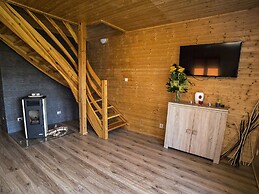 Lovely House Overlooking the Lake, Near the Sea, Ideal for 9 People