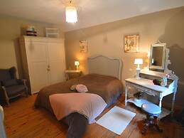 Spacious Cottage With Backyard and Large Garden